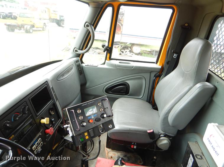 image for item EK9520 2005 International 7400 flatbed truck