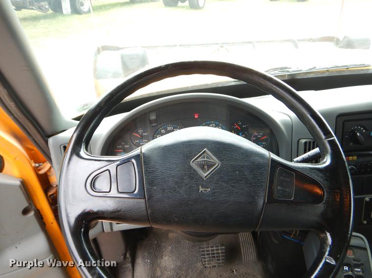 image for item EK9520 2005 International 7400 flatbed truck