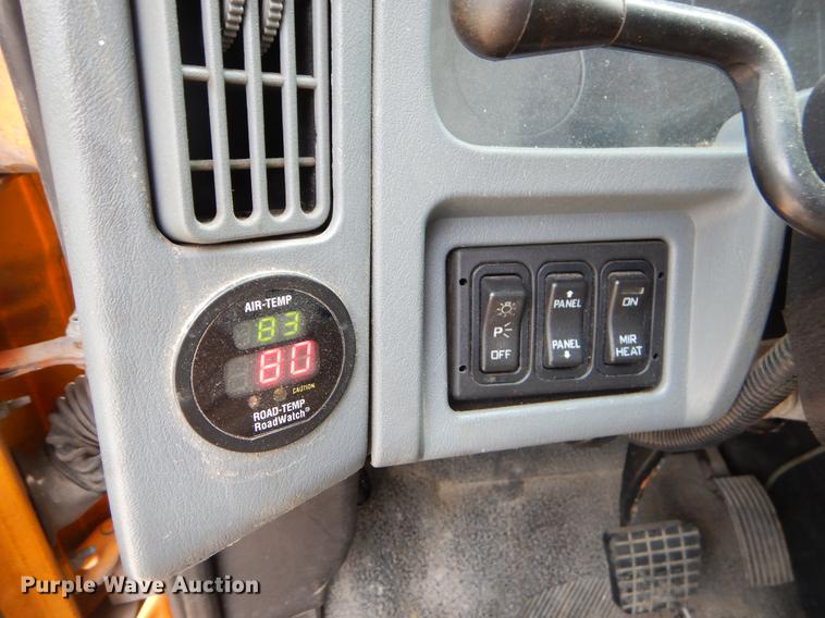 image for item EK9520 2005 International 7400 flatbed truck