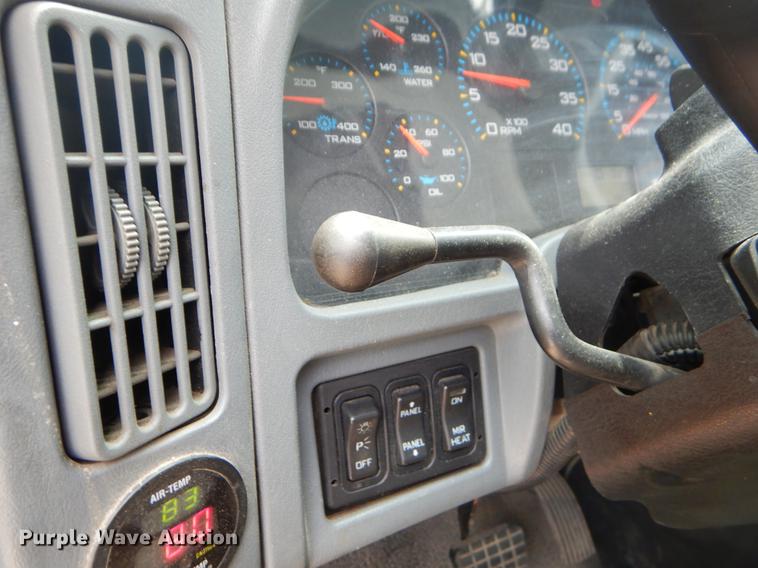 image for item EK9520 2005 International 7400 flatbed truck