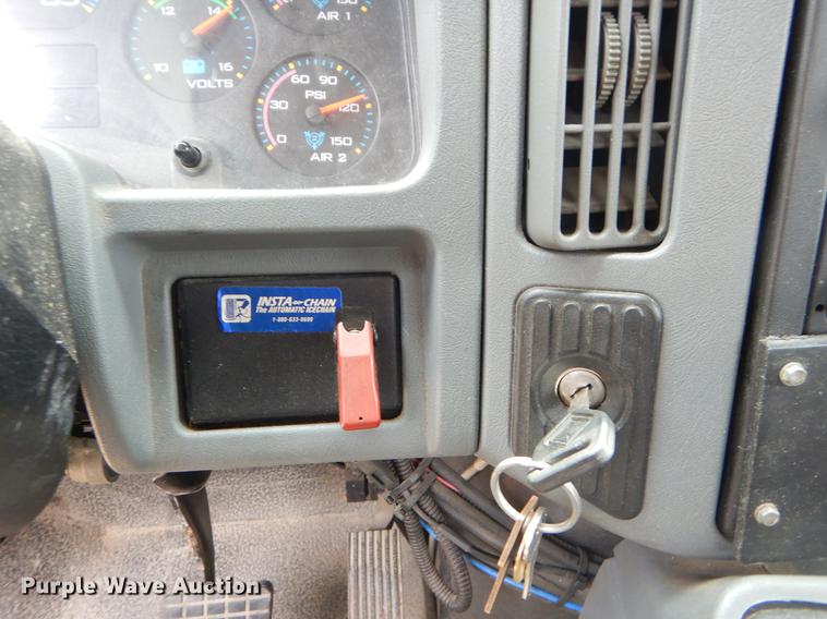 image for item EK9520 2005 International 7400 flatbed truck