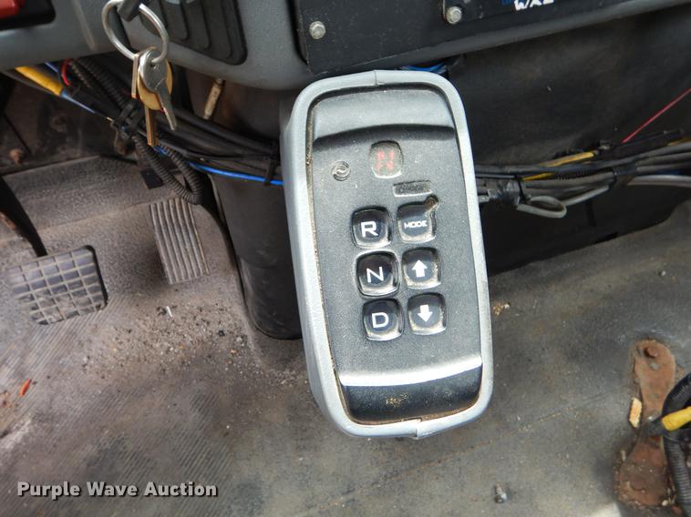 image for item EK9520 2005 International 7400 flatbed truck