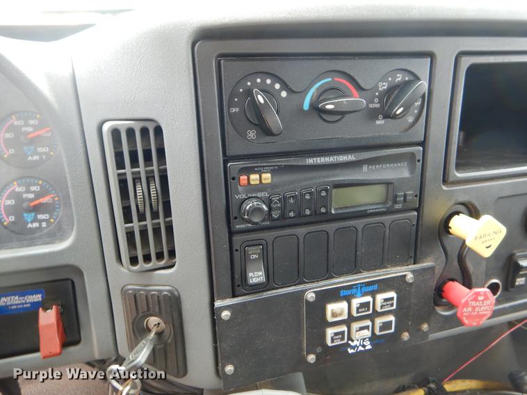 image for item EK9520 2005 International 7400 flatbed truck