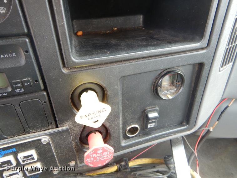 image for item EK9520 2005 International 7400 flatbed truck