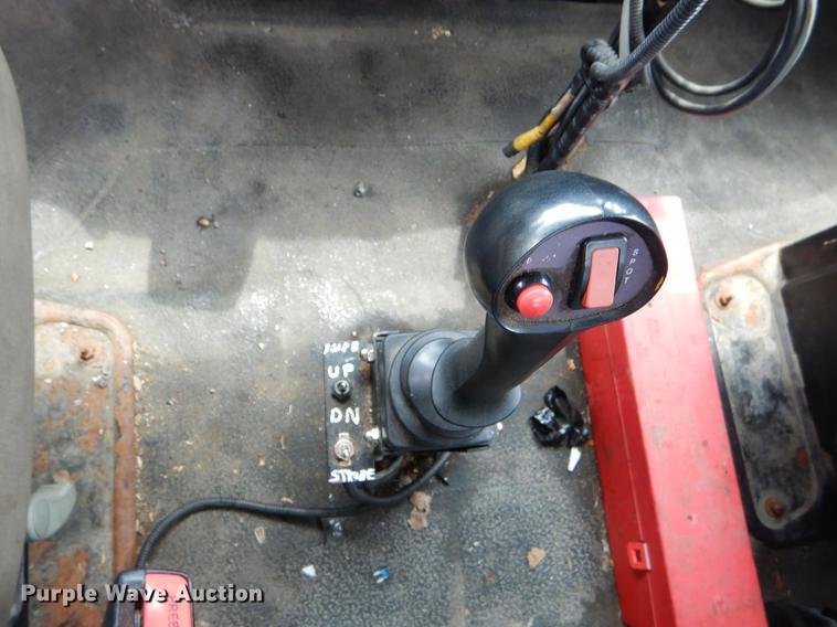 image for item EK9520 2005 International 7400 flatbed truck