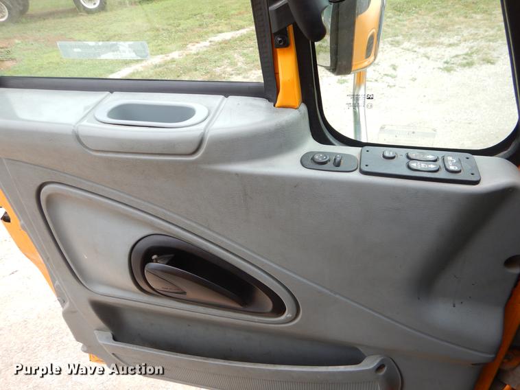 image for item EK9520 2005 International 7400 flatbed truck