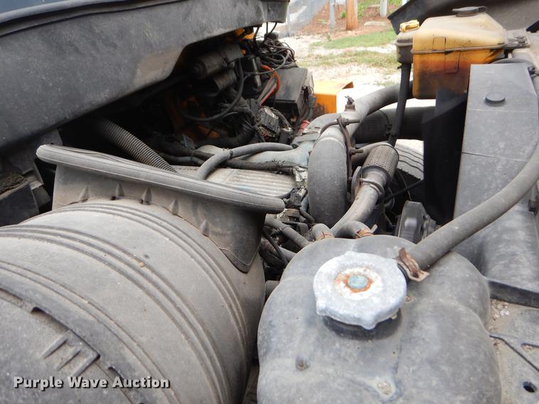 image for item EK9520 2005 International 7400 flatbed truck