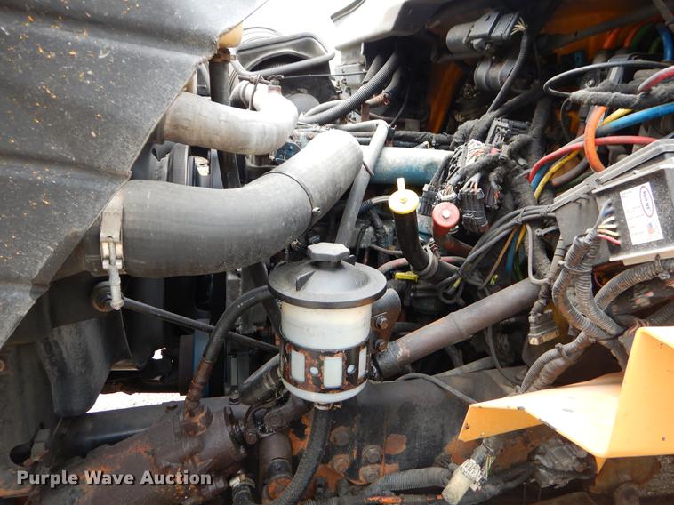 image for item EK9520 2005 International 7400 flatbed truck