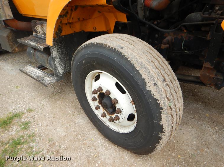 image for item EK9520 2005 International 7400 flatbed truck