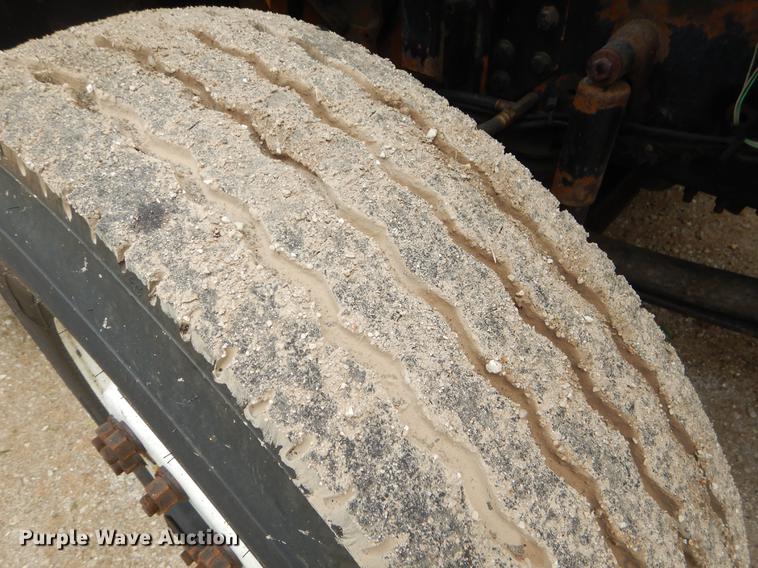 image for item EK9520 2005 International 7400 flatbed truck