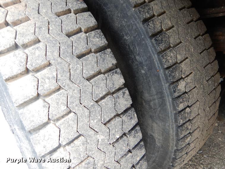 image for item EK9520 2005 International 7400 flatbed truck