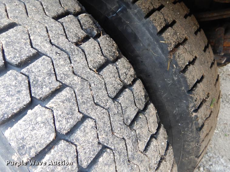 image for item EK9520 2005 International 7400 flatbed truck