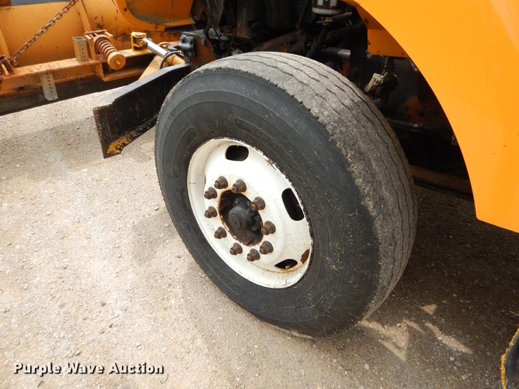 image for item EK9520 2005 International 7400 flatbed truck