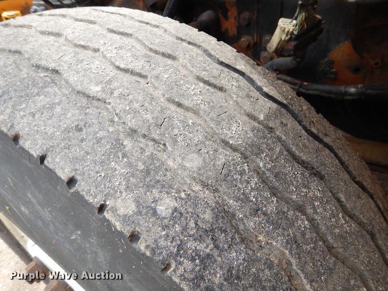 image for item EK9520 2005 International 7400 flatbed truck