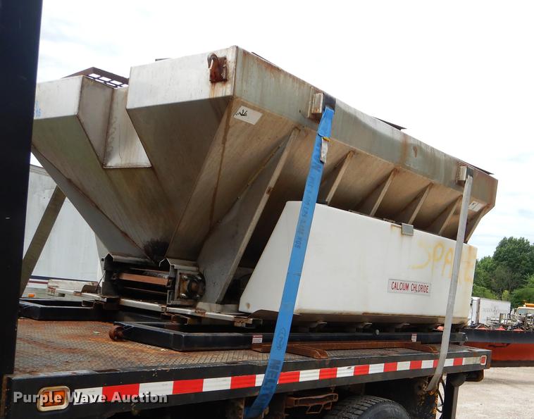 image for item EK9520 2005 International 7400 flatbed truck