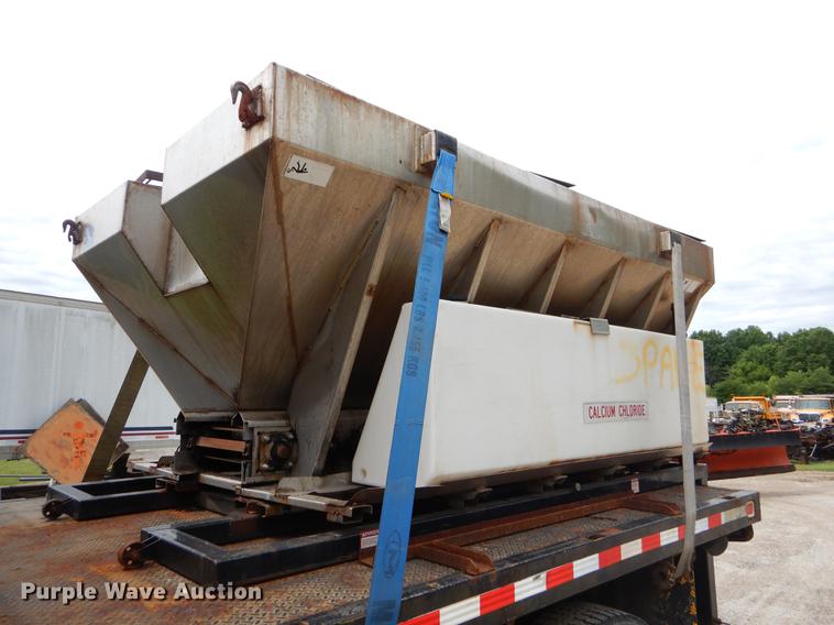 image for item EK9520 2005 International 7400 flatbed truck