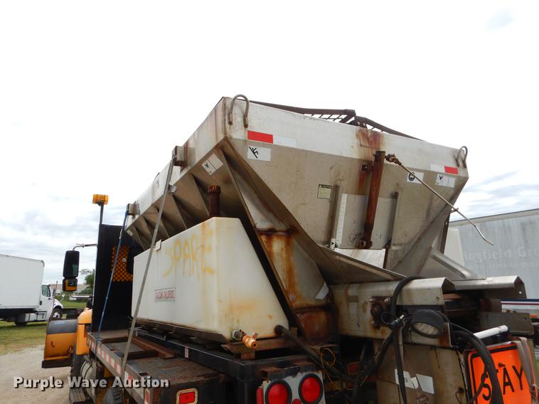 image for item EK9520 2005 International 7400 flatbed truck