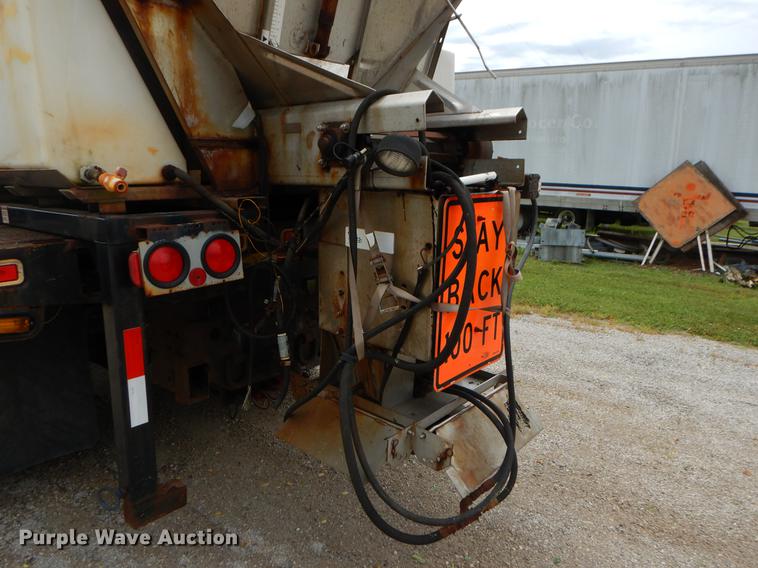 image for item EK9520 2005 International 7400 flatbed truck