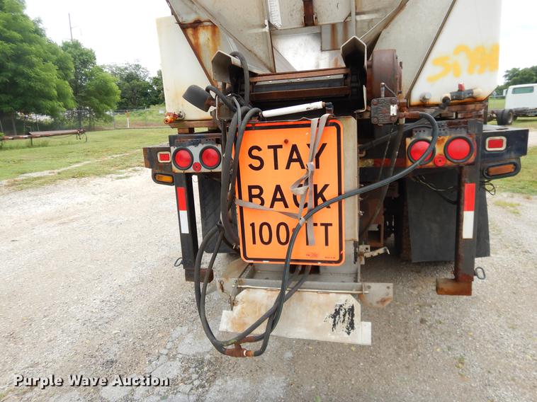 image for item EK9520 2005 International 7400 flatbed truck