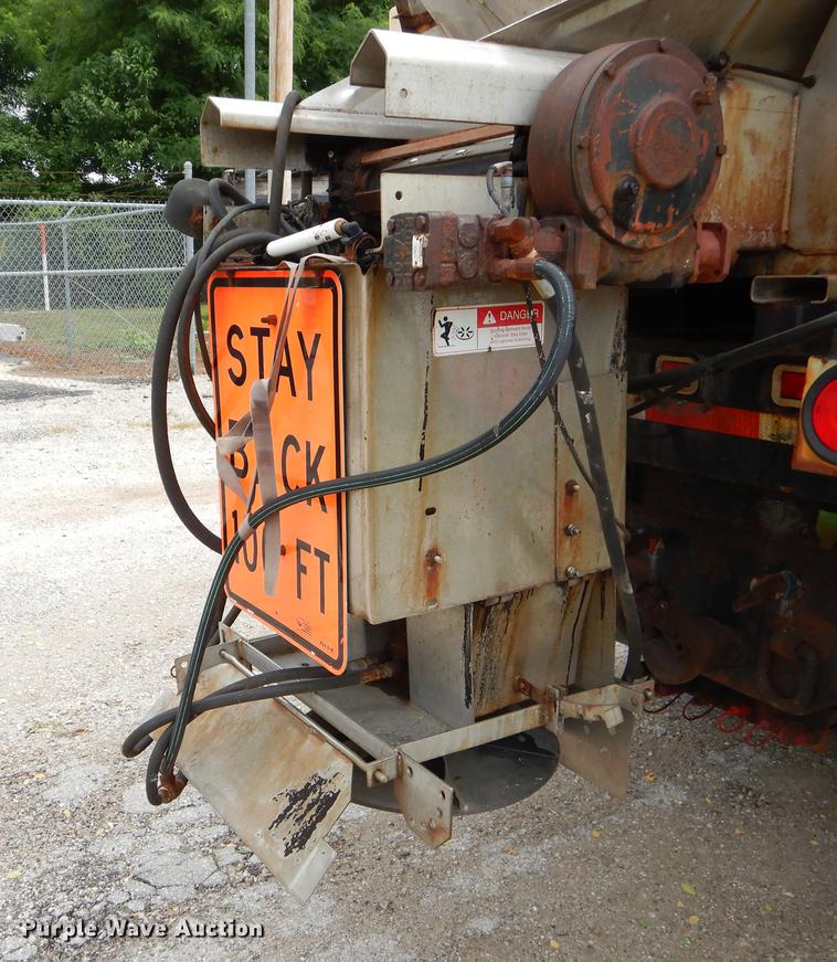 image for item EK9520 2005 International 7400 flatbed truck