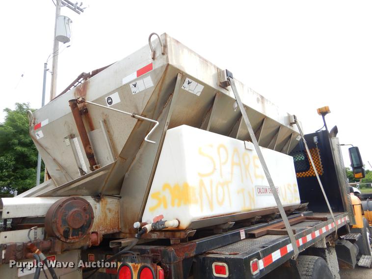 image for item EK9520 2005 International 7400 flatbed truck