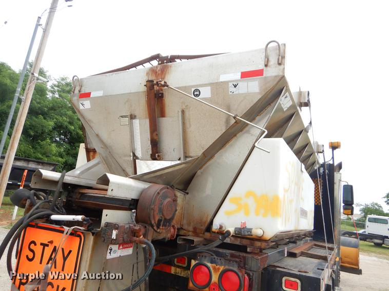 image for item EK9520 2005 International 7400 flatbed truck