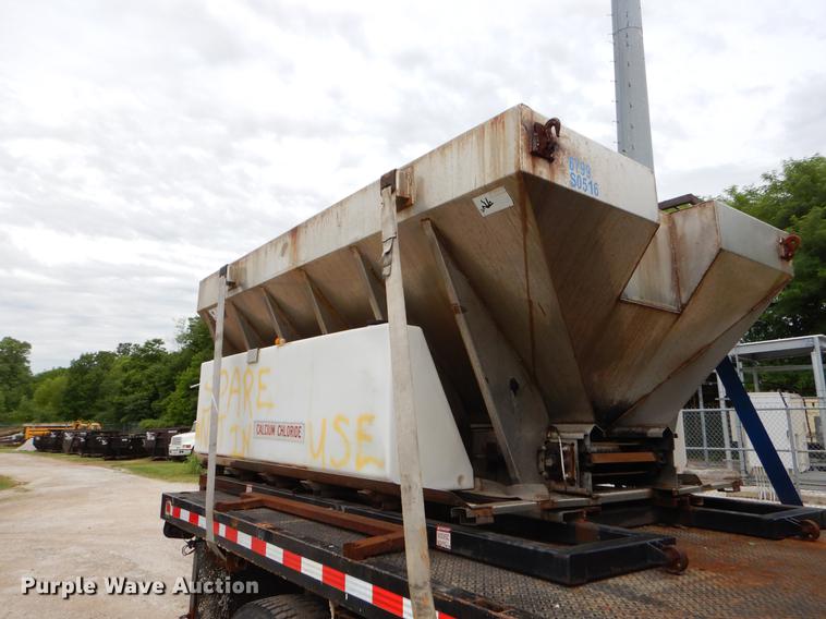 image for item EK9520 2005 International 7400 flatbed truck