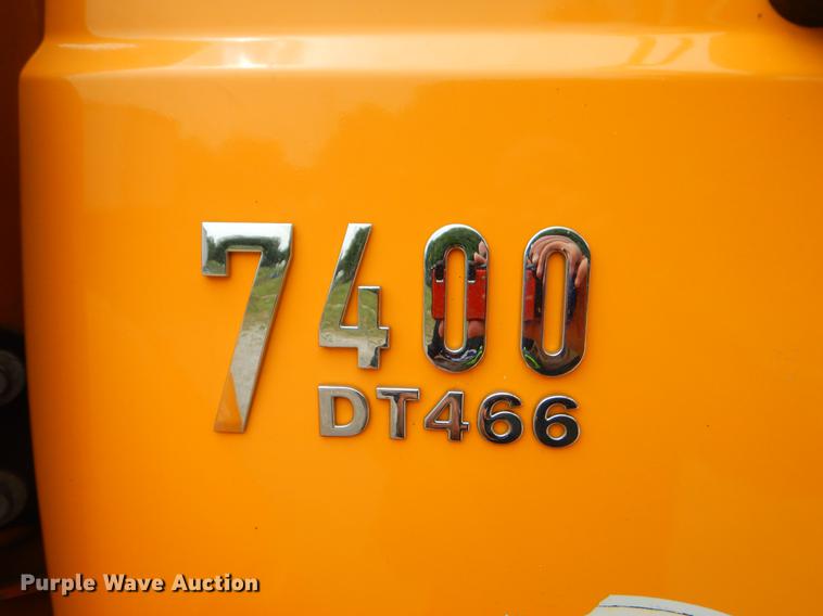 image for item EK9520 2005 International 7400 flatbed truck