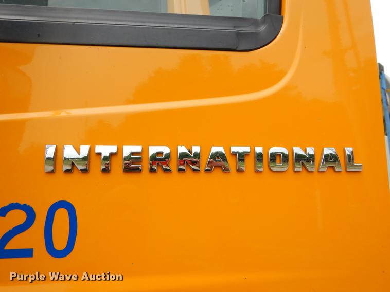 image for item EK9520 2005 International 7400 flatbed truck