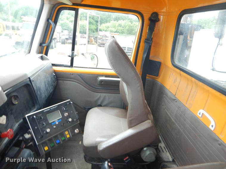 image for item EK9522 2002 International 4900 dump truck