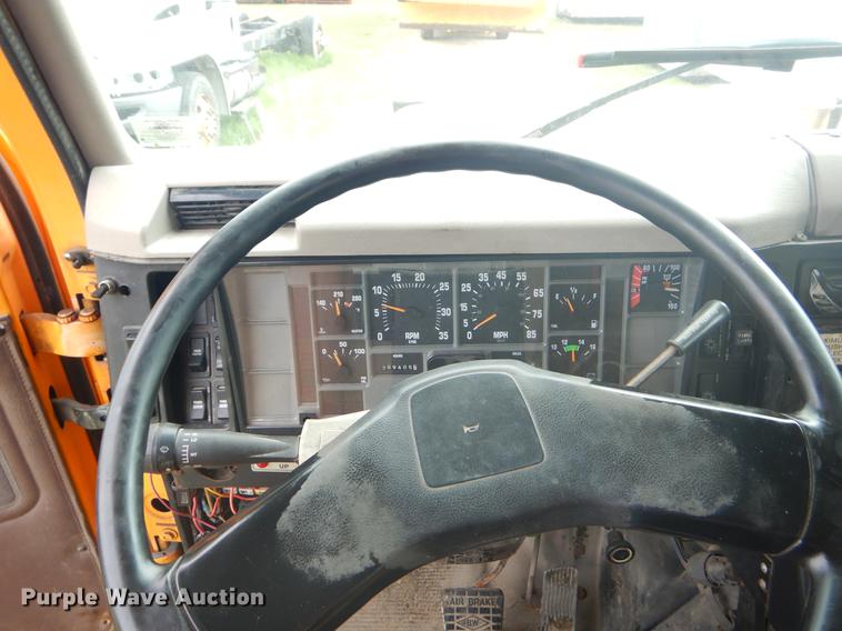 image for item EK9522 2002 International 4900 dump truck