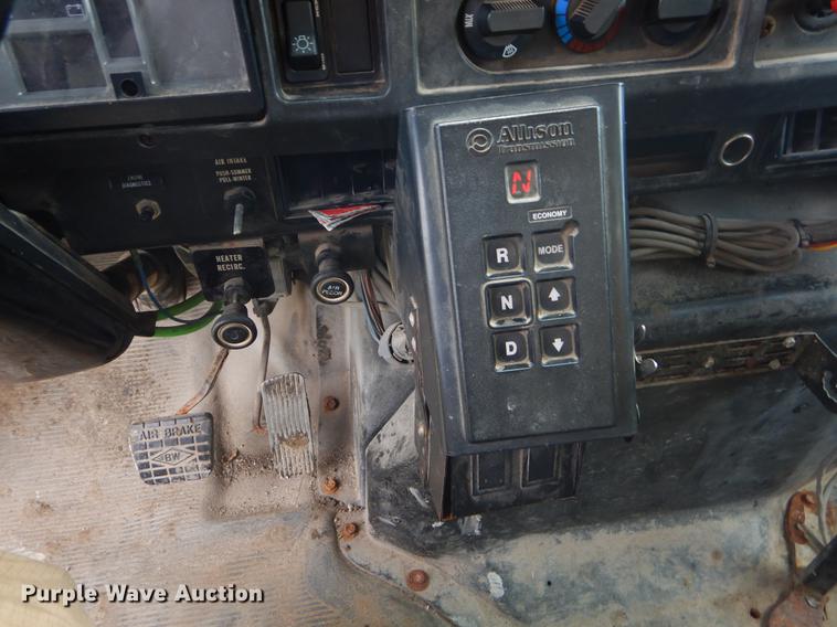 image for item EK9522 2002 International 4900 dump truck