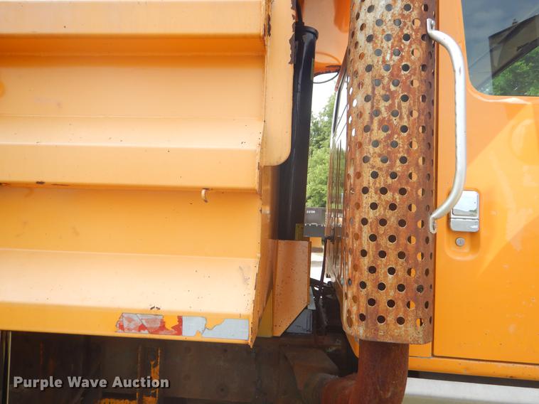 image for item EK9523 2002 International 2554 dump truck