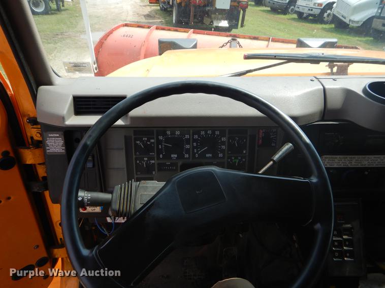 image for item EK9524 2001 International 4900 Crew Cab dump truck