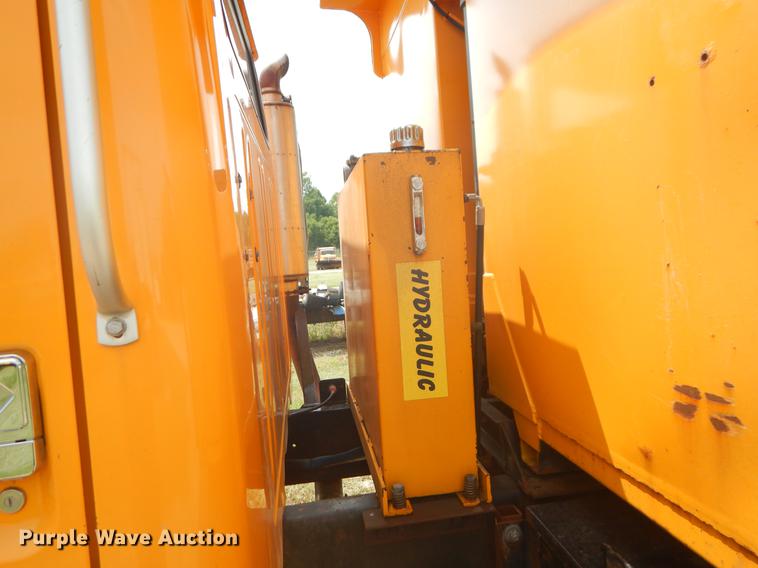 image for item EK9524 2001 International 4900 Crew Cab dump truck