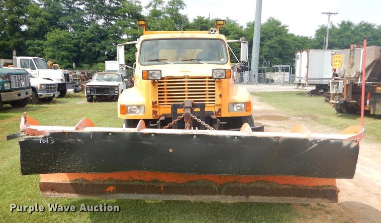 image for item EK9525 2001 International 4900 Crew Cab dump truck