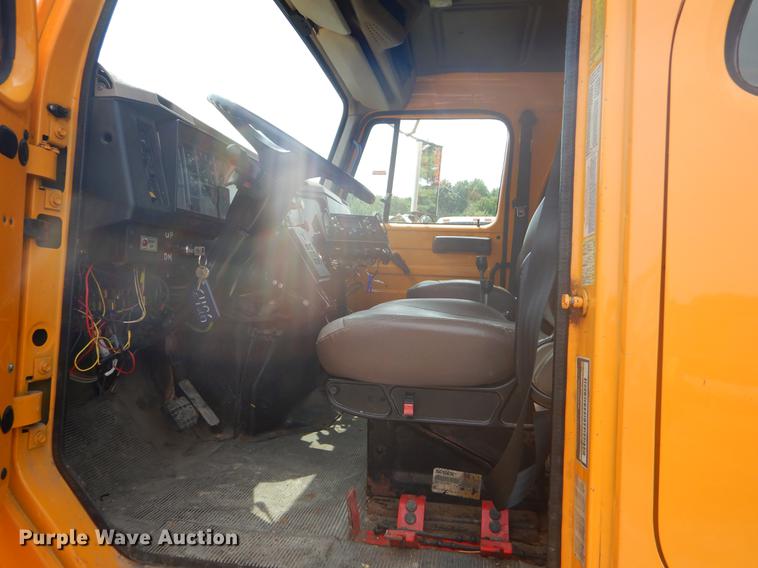 image for item EK9525 2001 International 4900 Crew Cab dump truck