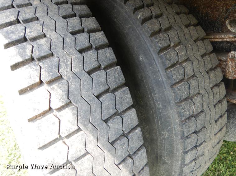 image for item EK9525 2001 International 4900 Crew Cab dump truck