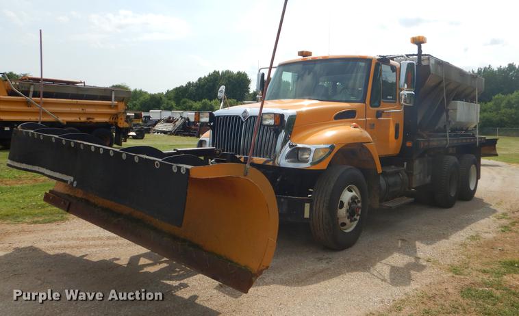 image for item EK9526 2003 International 7400 flatbed truck