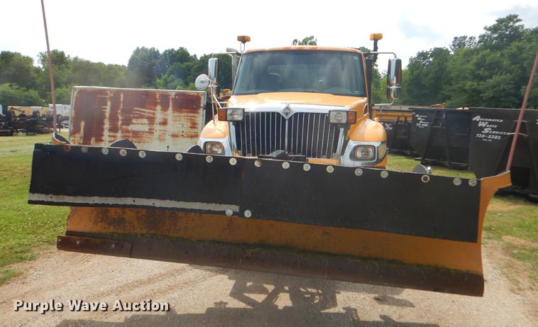 image for item EK9526 2003 International 7400 flatbed truck