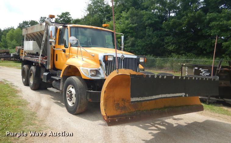 image for item EK9526 2003 International 7400 flatbed truck