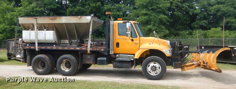 image for item EK9526 2003 International 7400 flatbed truck