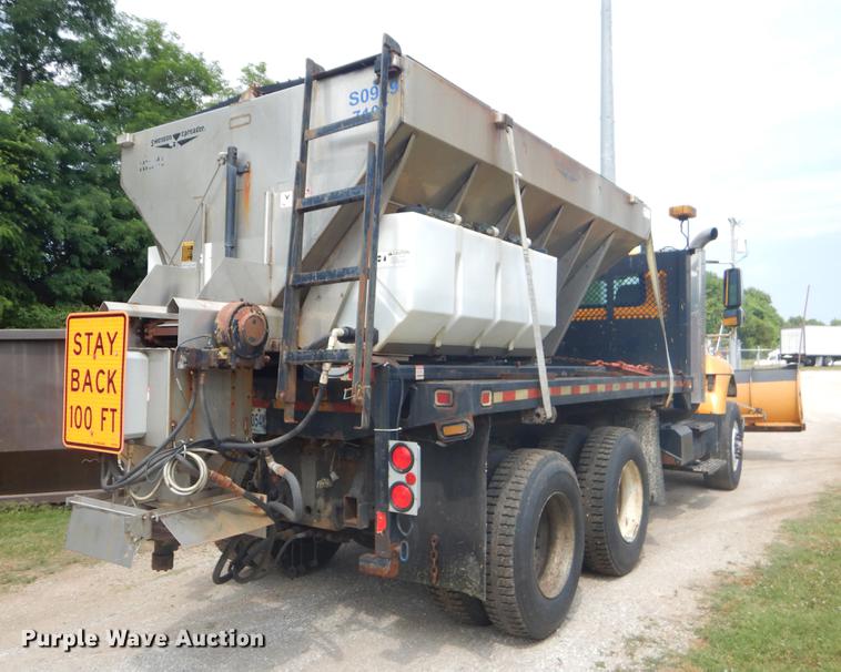 image for item EK9526 2003 International 7400 flatbed truck