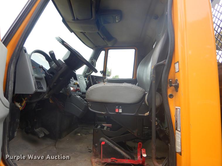 image for item EK9526 2003 International 7400 flatbed truck