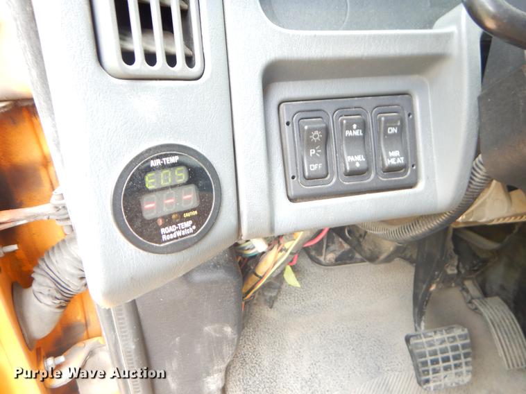 image for item EK9526 2003 International 7400 flatbed truck