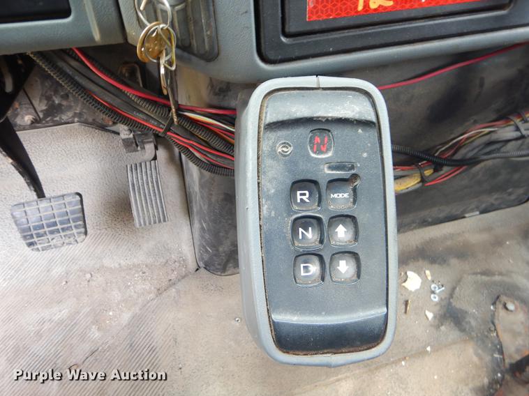 image for item EK9526 2003 International 7400 flatbed truck