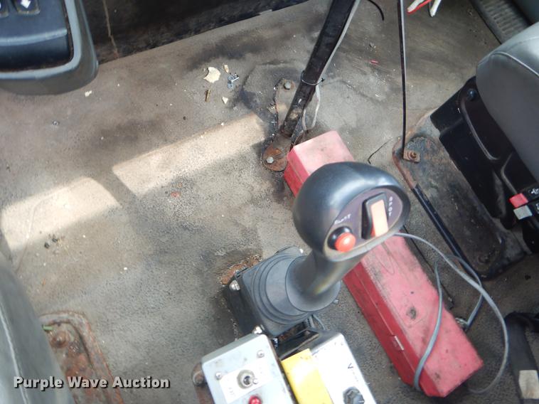 image for item EK9526 2003 International 7400 flatbed truck