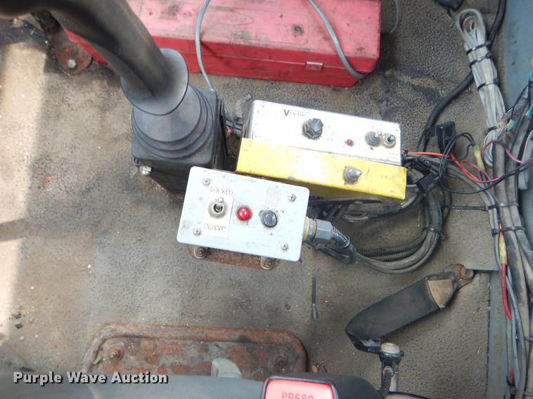 image for item EK9526 2003 International 7400 flatbed truck