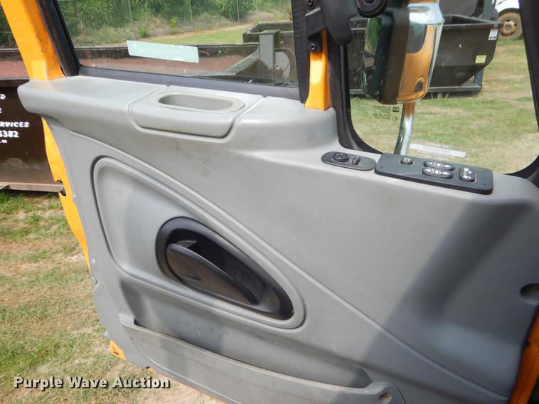 image for item EK9526 2003 International 7400 flatbed truck