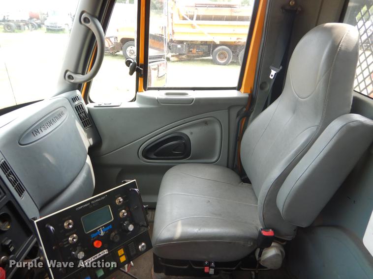 image for item EK9526 2003 International 7400 flatbed truck